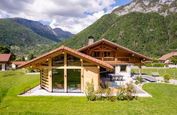 Menuiseries en aluminium sur un chalet en bois à Thônes