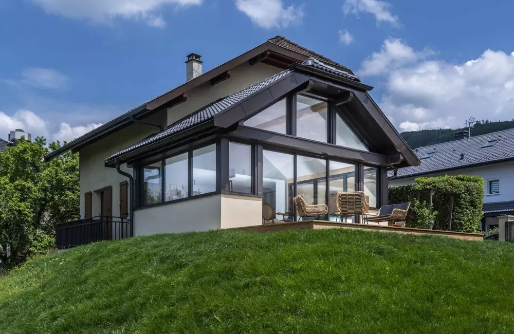 Extension d'une maison en aluminium vue de l'extérieur