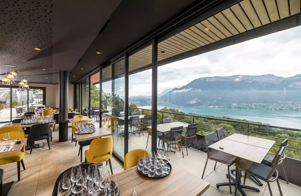 Restaurant avec baie vitrée en aluminium à Annecy