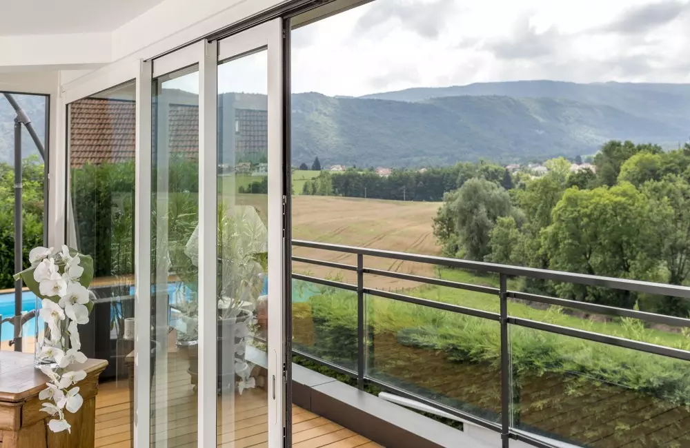 grand coulissant 3 vantaux sur 3 rails pour une ouverture maximale