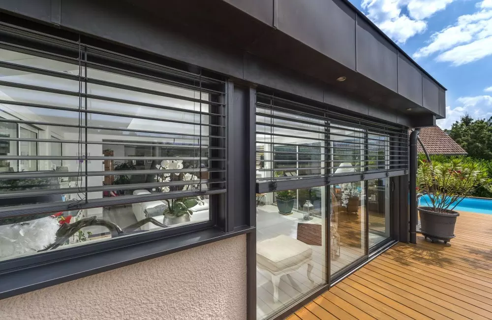 brises soleil à lames orientables intégrés à l'extension 