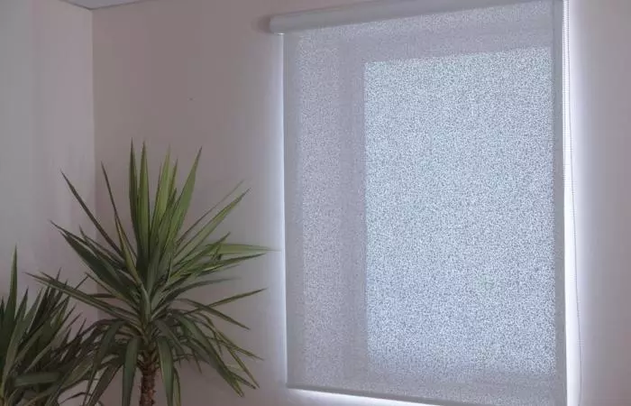 Installateur de stores d'intérieur